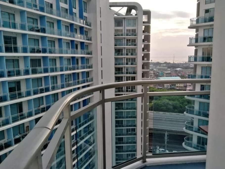 Azure South - Wave Pool - Heart Of The City Paranaque City Exterior foto
